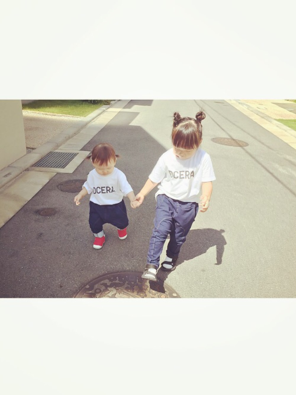 「UTme!、韓国子供服、テバ風、おそろいコーデ、姉妹コーデ」｜「UTmeのアイテム（Tシャツ/カットソー、ホワイト系）」を使った、エリコハヒマさん（キッズ・100cm）の秋コーディネートの1枚目の写真