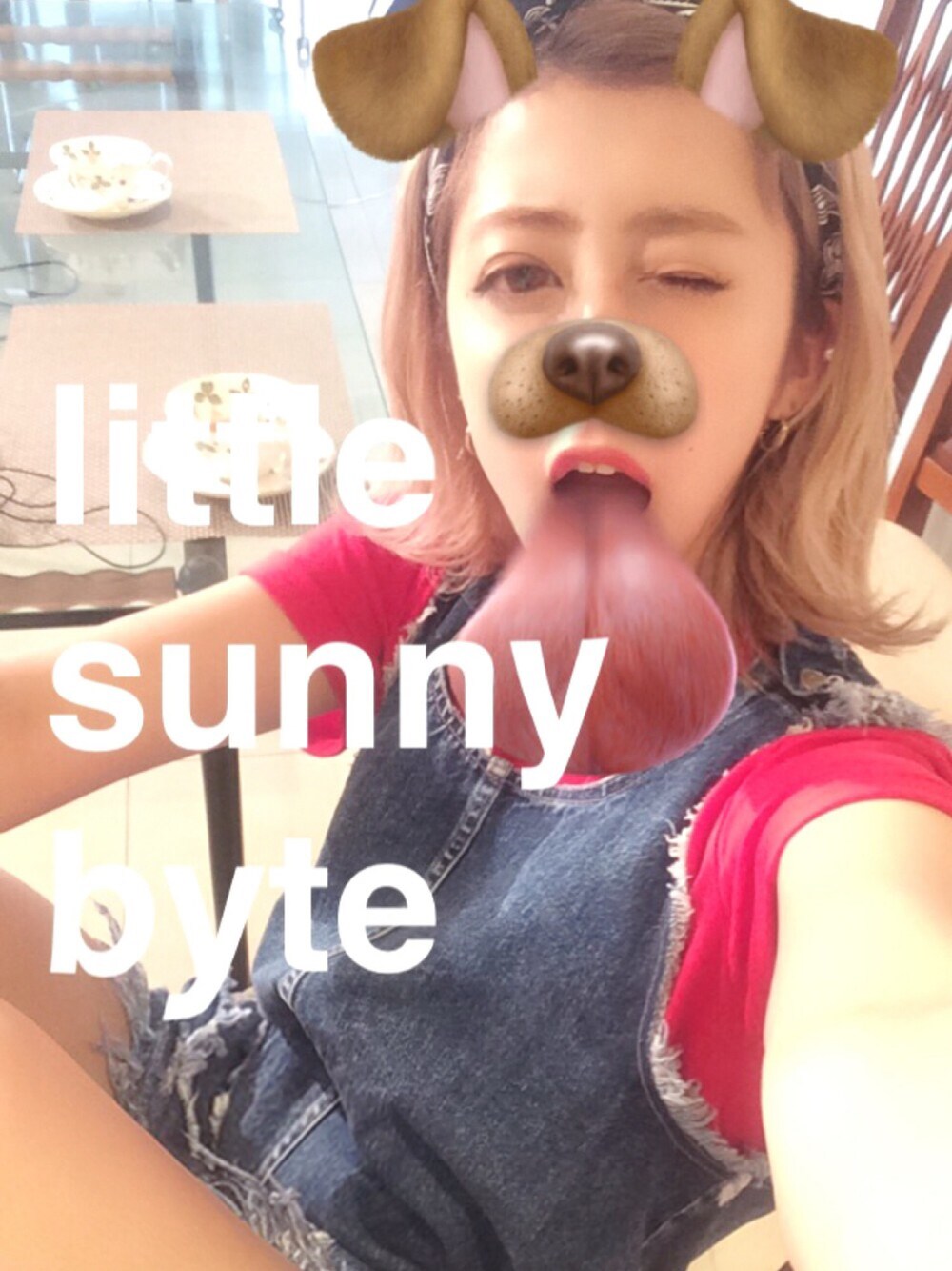 「littlesunnybite、サロペット、デニム、シンプルコーデ、Tシャツ、ロゴT、ZARA、ラフ、パンツスタイル、赤」｜「ZARAのアイテム（Tシャツ/カットソー、レッド系）」を使った、夏焼雅さん（レディース・160cm）の春コーディネートの1枚目の写真