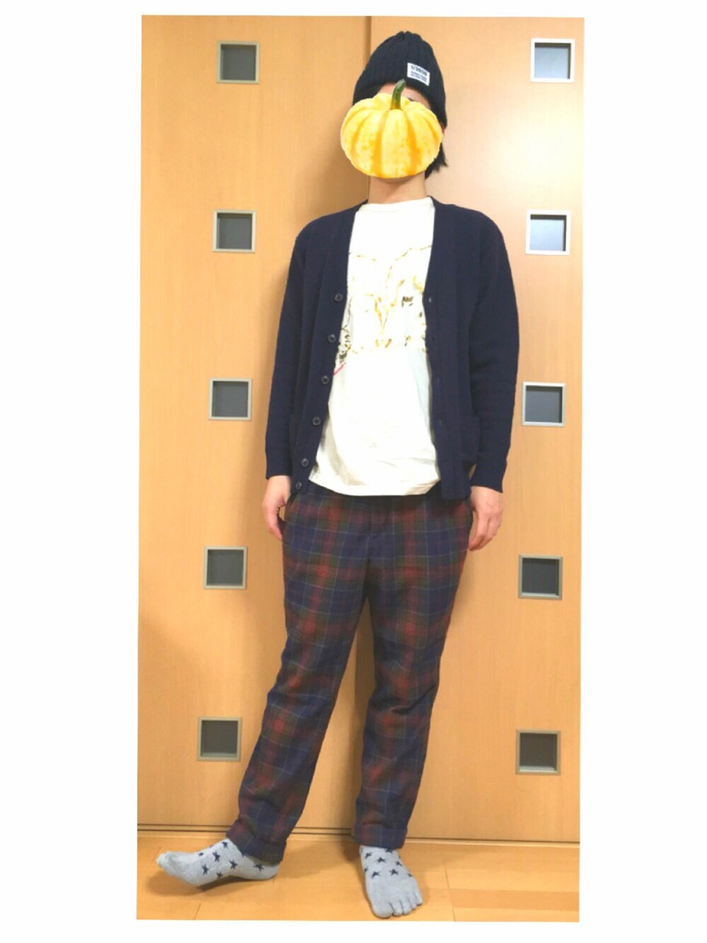 「ニット帽、メルシーボークー、ベージュTシャツ、羊、ユニクロ、カーディガン、紺のカーディガン、GU、チェックパンツ、かぼちゃ」｜「ライブグッズのアイテム（ニットキャップ/ビーニー、ブルー系）」を使った、かぼちゃさん（メンズ・173cm）の冬コーディネートの1枚目の写真