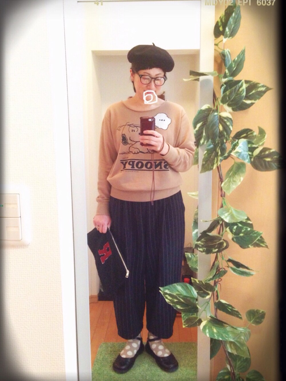 「ドット、帽子×メガネ、ベレー帽、FQH、スヌーピー、ストライプ、クラッチバッグ、earth music&ecology、niko and ...」｜「FERRAGAMOのフェラガモのキルティング（ステンカラーコート、グリーン系）」を使った、えちご屋さん（レディース・168cm）の冬コーディネートの1枚目の写真
