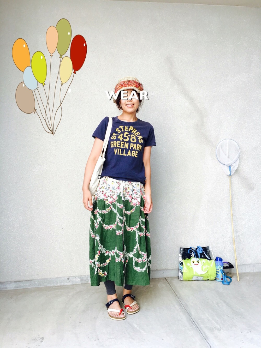 ブルー系のTシャツ/カットソー、グリーン系のスカート、その他のサンダルを着用したレディースの夏コーディネートの1枚目の写真