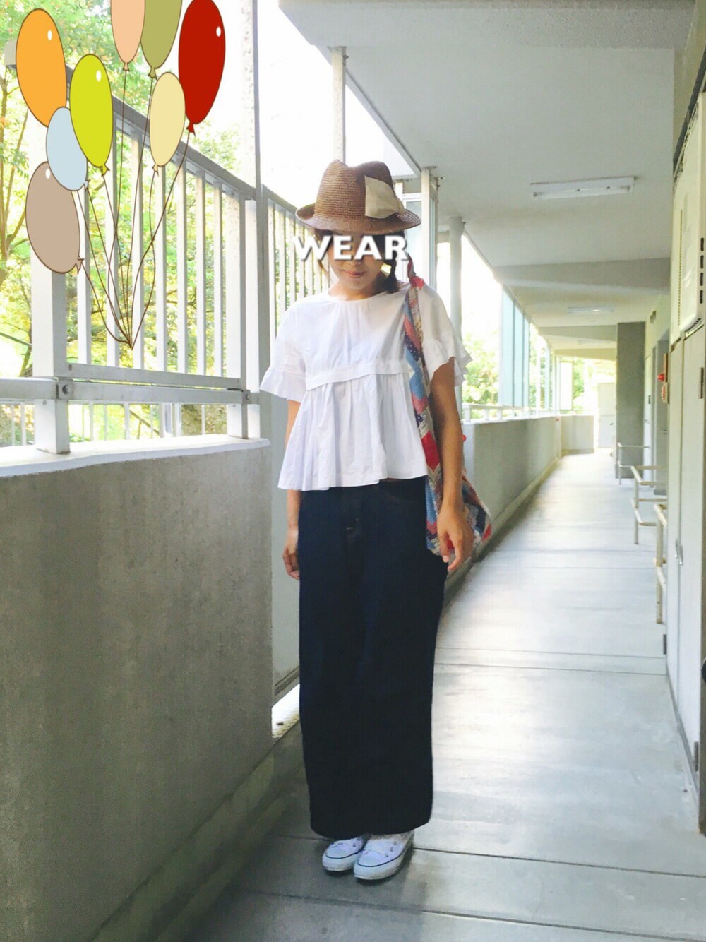 ホワイト系のシャツ/ブラウス、ホワイト系のスニーカー、その他のトートバッグを着用したレディースの夏コーディネートの1枚目の写真