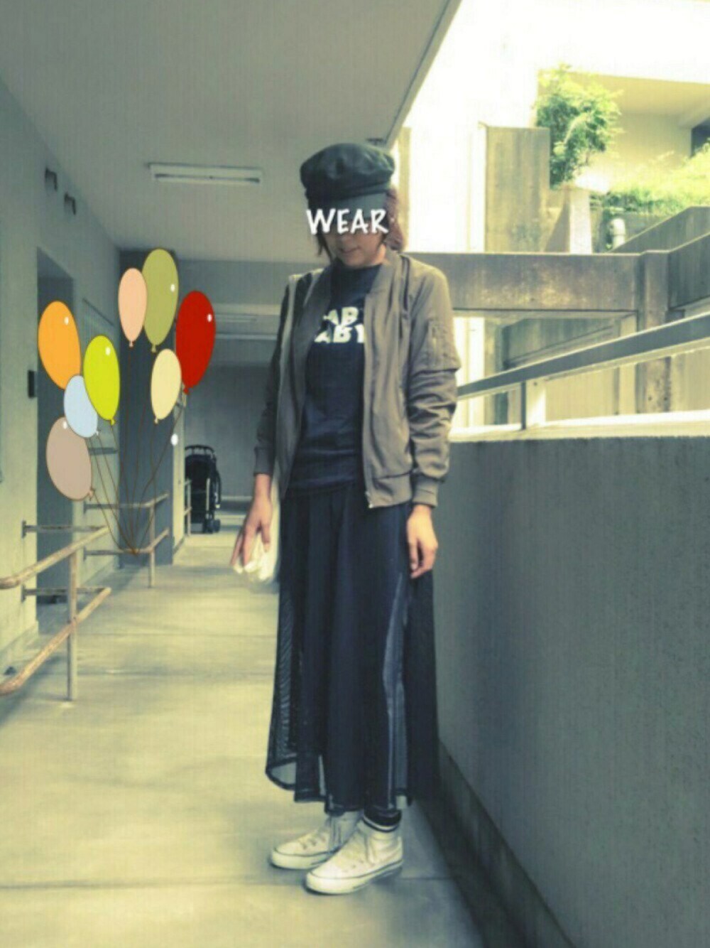 グリーン系のMA-1、ブラック系のTシャツ/カットソー、ブラック系のスラックスを着用したレディースの秋コーディネートの1枚目の写真