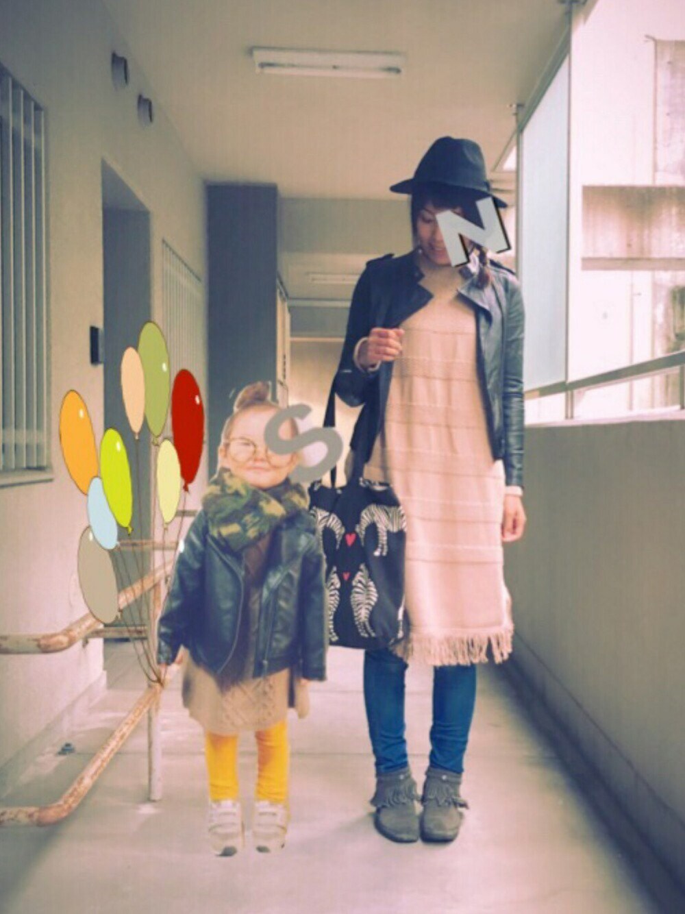 ベージュ系のワンピース、ブルー系のデニムパンツ、グレー系のブーツを着用したレディースの秋コーディネートの1枚目の写真