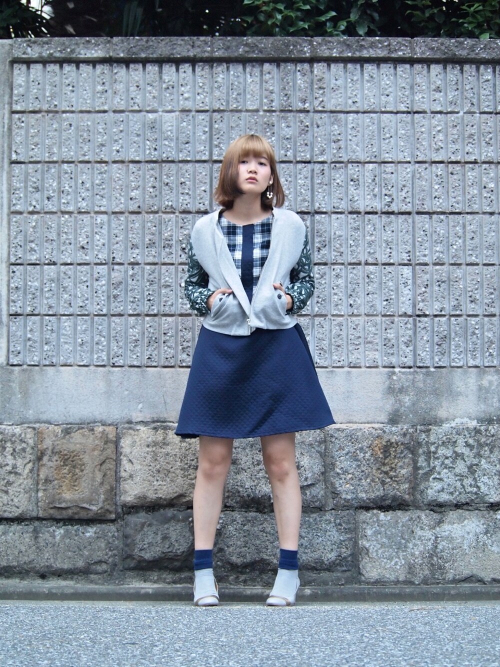 「ワンピース、dress、blue、SALE、tiit、lady、TARO HORIUCHI、フロノウェア、grey、2014AW」｜「TARO HORIUCHIのショートブルゾン（ブルゾン、グレー系）」を使った、フロノウェア／fro・nowhereさん（レディース・163cm）の夏コーディネートの1枚目の写真