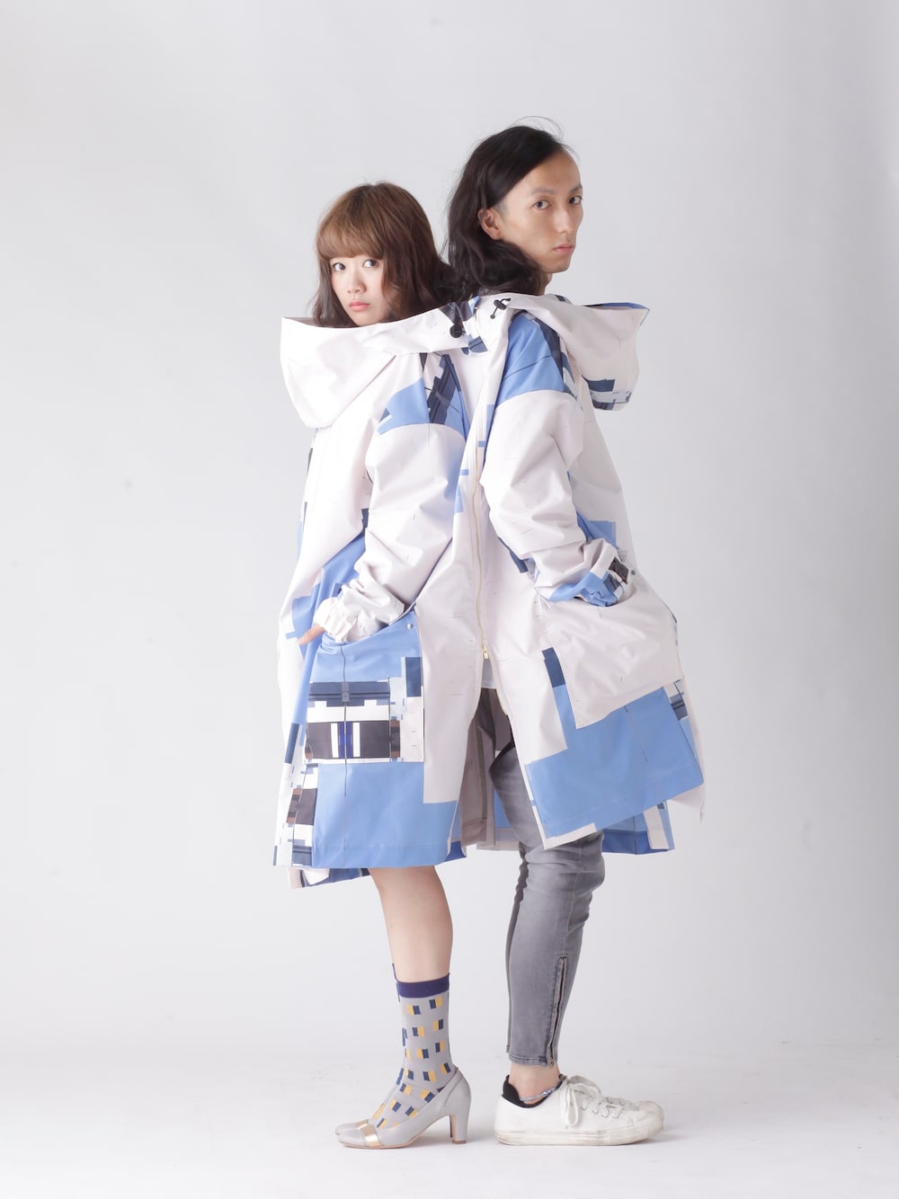 ブルー系のその他アウター、ブラック系のその他パンツ、グレー系のソックス/靴下を着用したメンズの秋コーディネートの1枚目の写真
