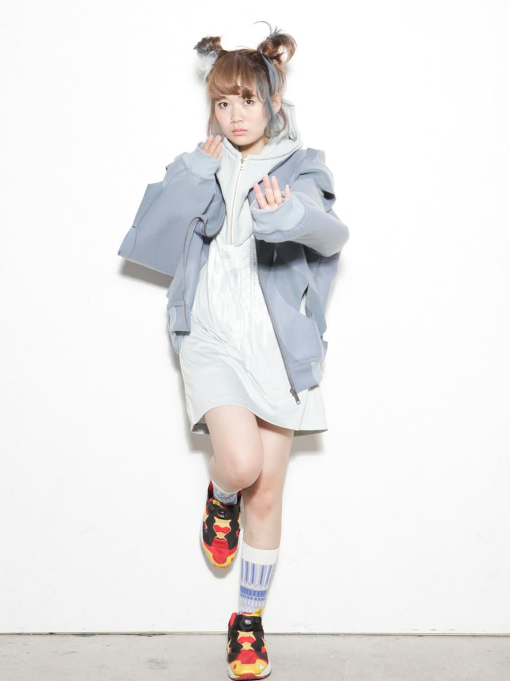 ブルー系のその他アウター、ブルー系のTシャツ/カットソー、ブルー系のストール/ショールを着用したレディースの秋コーディネートの1枚目の写真