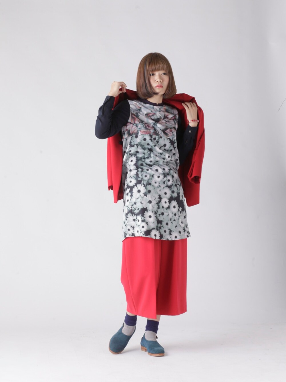 レッド系のノーカラージャケット、レッド系のワンピース、レッド系のその他パンツを着用したレディースの秋コーディネートの1枚目の写真