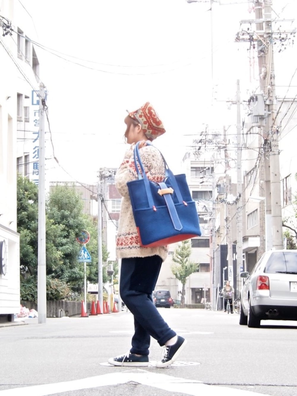 「red、knit、blue、Episode No.,、lady、easy pants、Design Complicity、 teo、fro･nowhere」｜「RELIGION CAP（キャップ、レッド系）」を使った、フロノウェア／fro・nowhereさん（レディース・163cm）の秋コーディネートの1枚目の写真