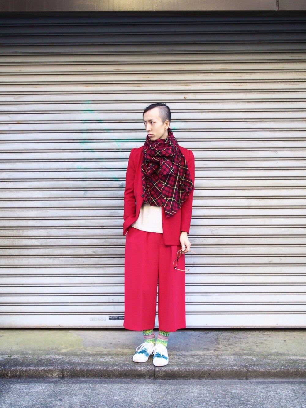 レッド系のシャツ/ブラウス、レッド系のノーカラージャケット、ホワイト系のTシャツ/カットソーを着用したメンズの冬コーディネートの1枚目の写真