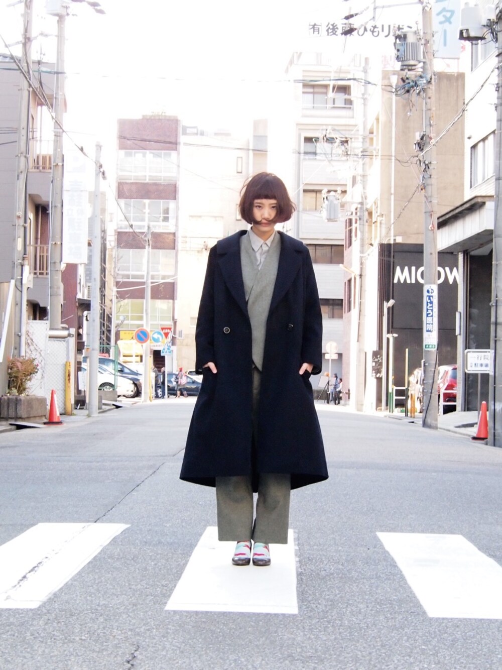 グレー系のノーカラージャケット、グレー系のシャツ/ブラウス、グレー系のその他パンツを着用したレディースの冬コーディネートの1枚目の写真