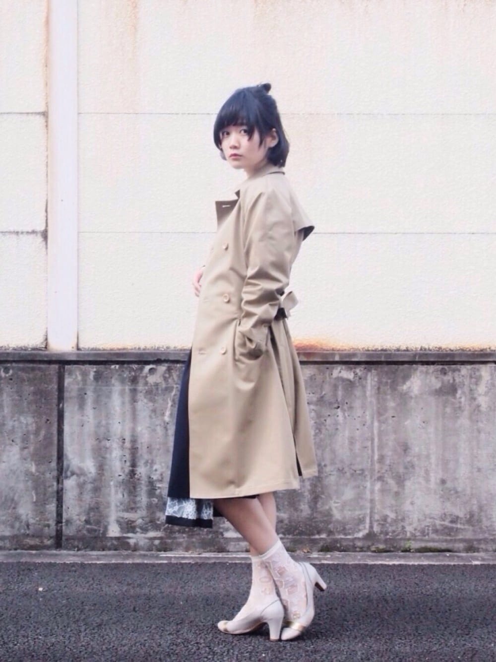 ベージュ系のトレンチコート、ブルー系のその他パンツを着用したレディースの夏コーディネートの1枚目の写真