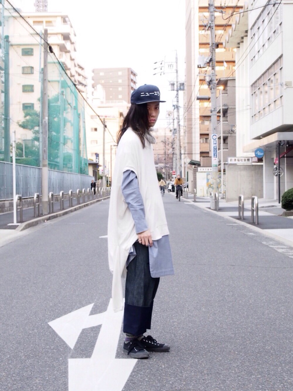 ホワイト系のその他トップス、ブルー系のシャツ/ブラウス、ブルー系のデニムパンツを着用したメンズの夏コーディネートの1枚目の写真