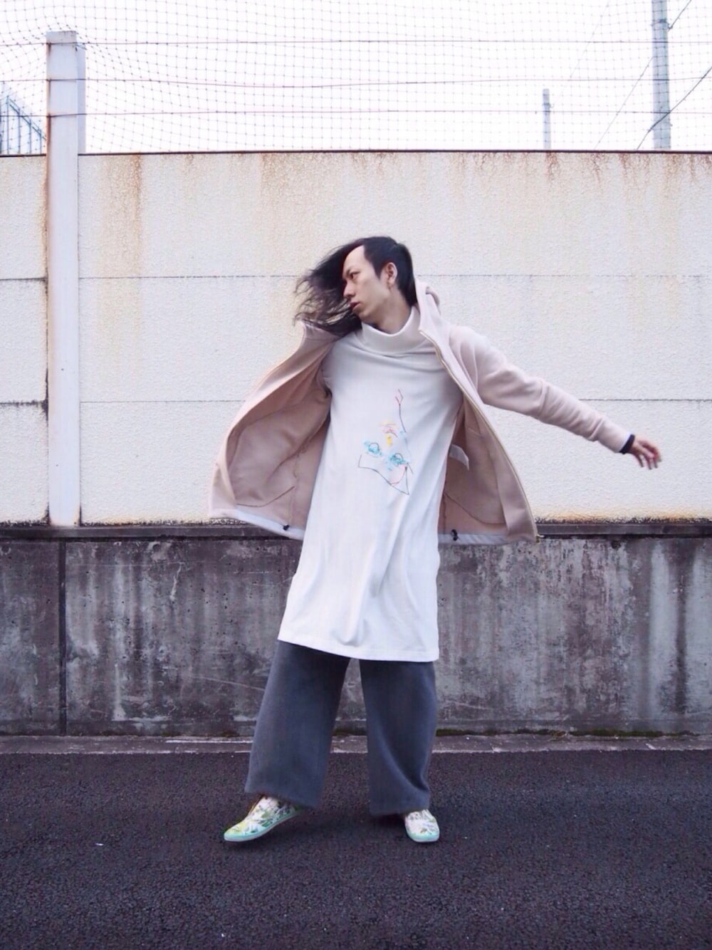 ホワイト系のその他トップス、グレー系のその他パンツを着用したメンズの夏コーディネートの1枚目の写真