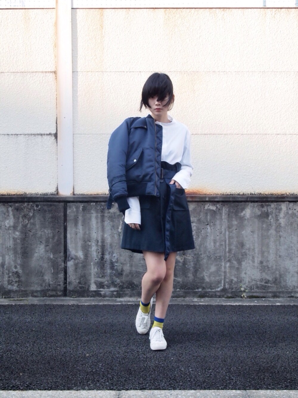 ブルー系のトレンチコート、ホワイト系のシャツ/ブラウスを着用したレディースの夏コーディネートの1枚目の写真