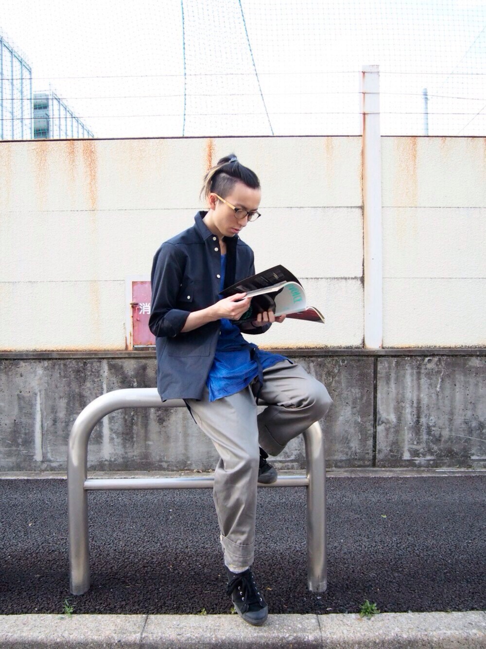 ブルー系のTシャツ/カットソー、ブルー系のシャツ/ブラウス、グレー系のその他パンツを着用したメンズの秋コーディネートの1枚目の写真