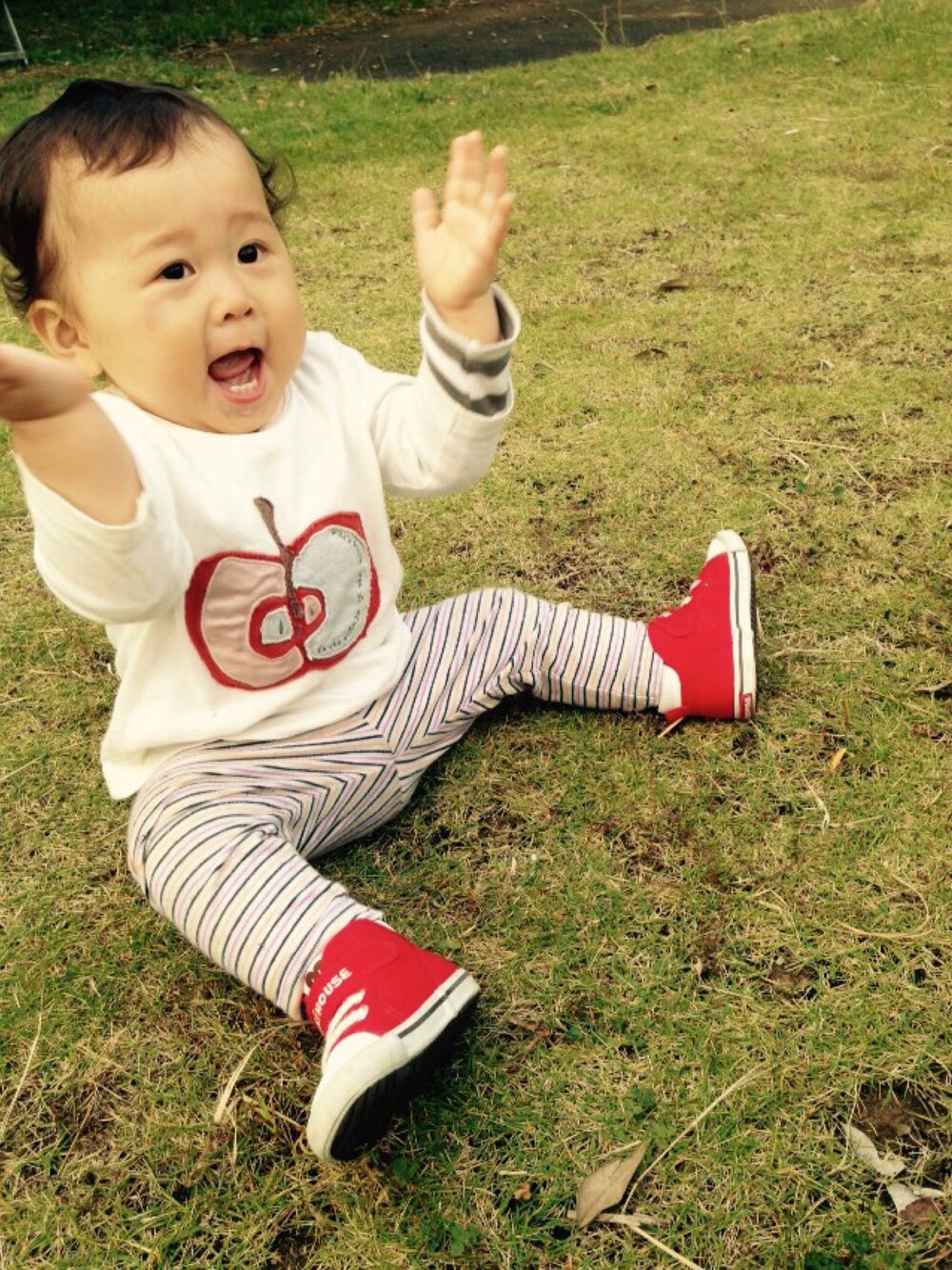 「公園、息子、ユニクロ、子供服、1歳、お散歩」｜「HAKKA BABYのアイテム（Tシャツ/カットソー、ホワイト系）」を使った、youさん（キッズ・90cm）の秋コーディネートの1枚目の写真