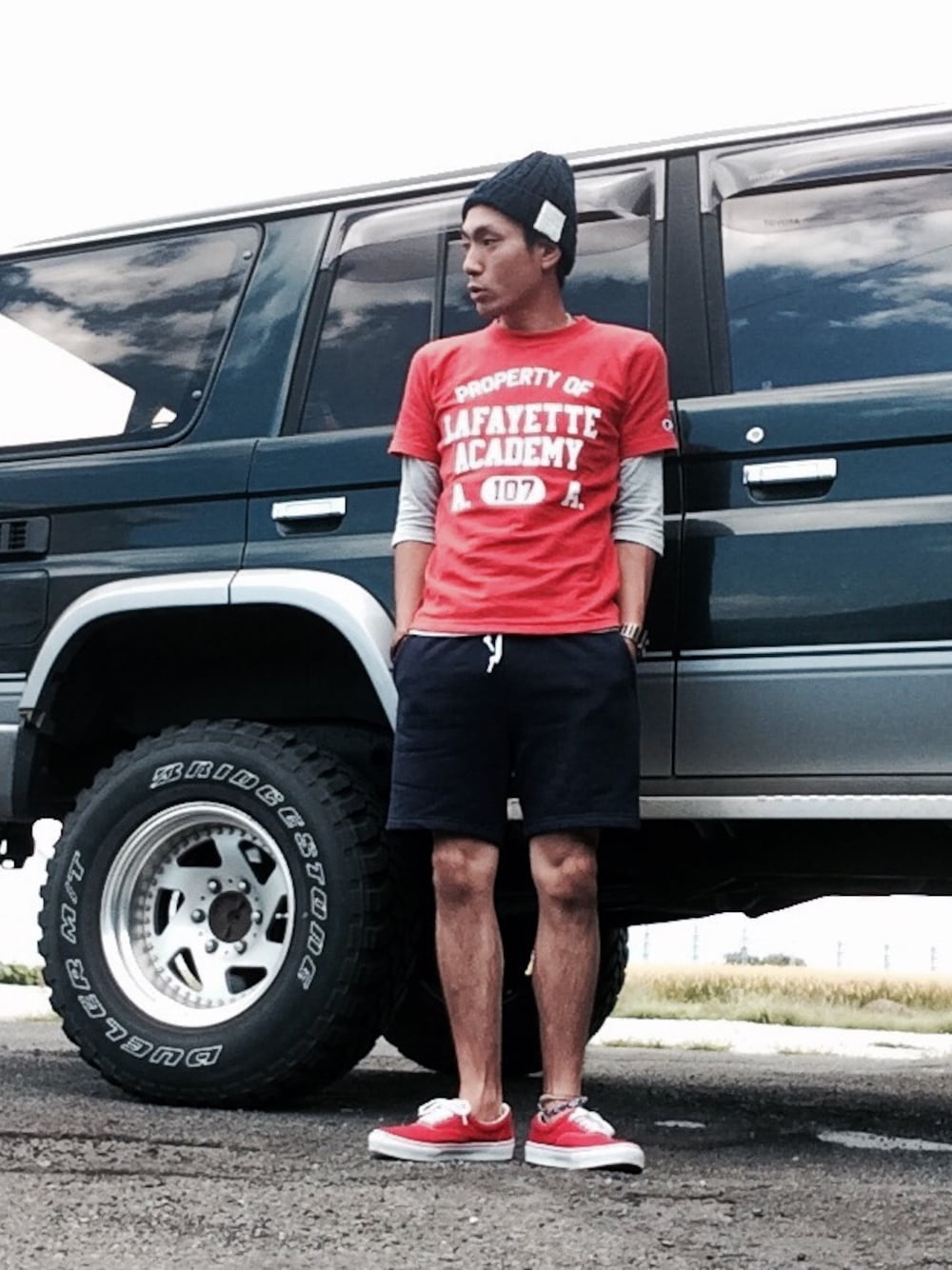 ブルー系のその他パンツ、ブルー系のその他、オレンジ系のその他を着用したメンズの秋コーディネートの1枚目の写真