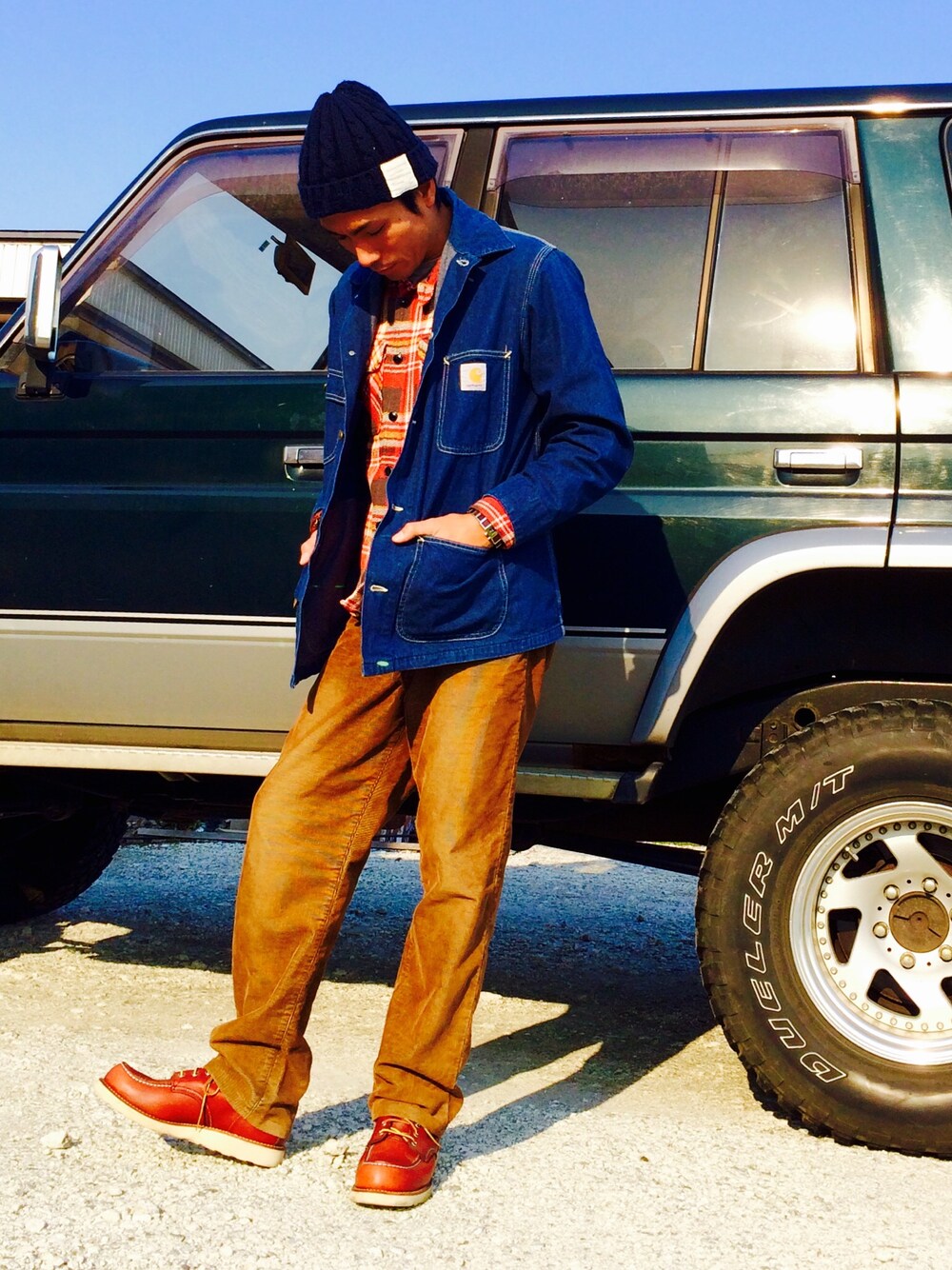 ブルー系のカバーオール、ブラウン系のその他パンツ、レッド系のブーツを着用したメンズの秋コーディネートの1枚目の写真