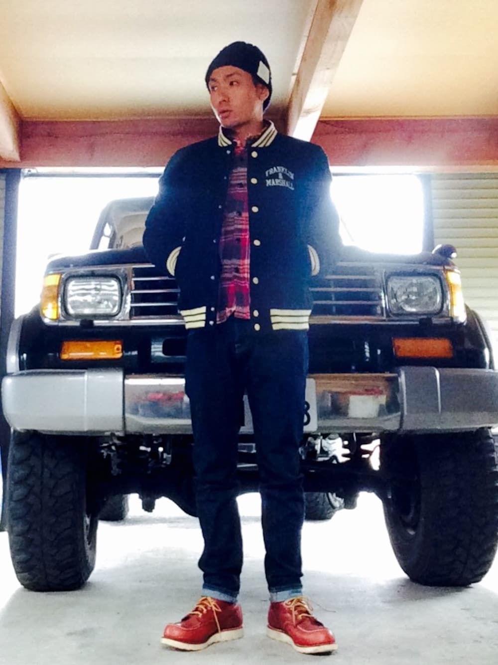 ブラック系のスタジャン、ブラック系のスタジャン、レッド系のシャツ/ブラウスを着用したメンズの秋コーディネートの1枚目の写真