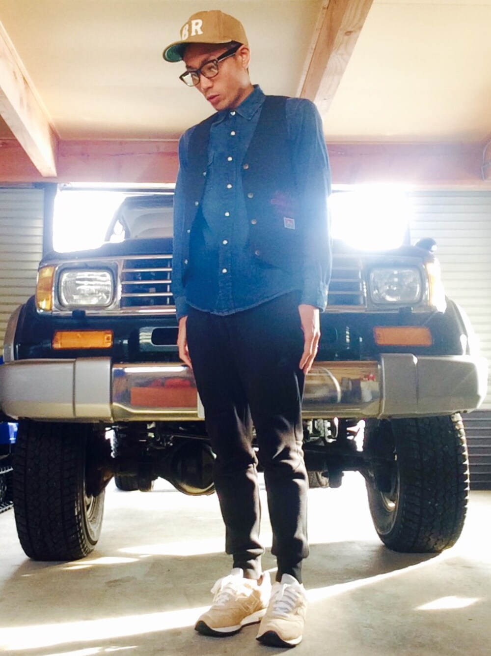 ブラック系のその他パンツ、ブルー系のシャツ/ブラウス、ベージュ系のスニーカーを着用したメンズの春コーディネートの1枚目の写真