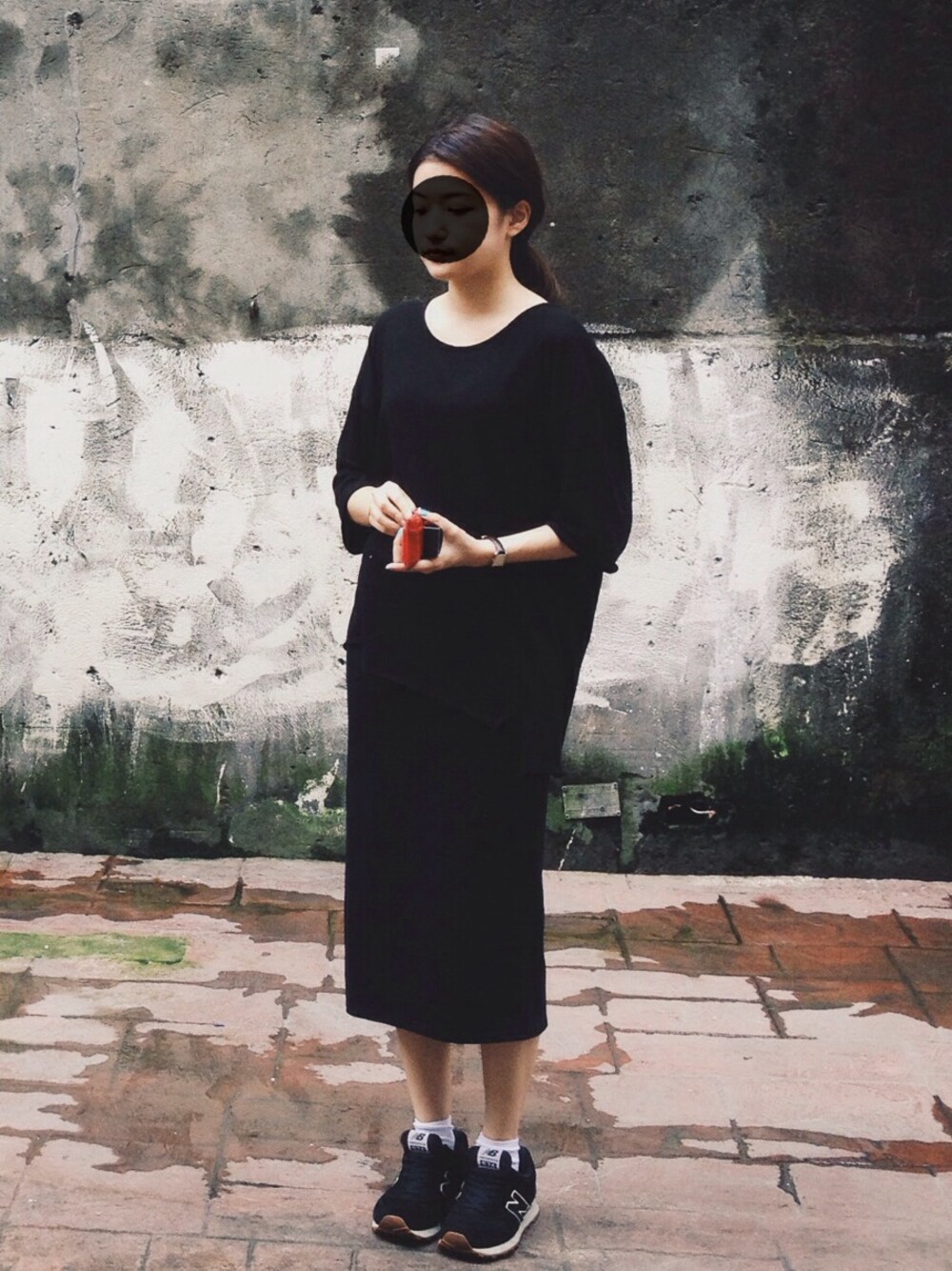 「black、New Balance、CITIZEN、COACH、3CE、skirt」｜「COACHのアイテム（財布、レッド系）」を使った、WeiHsuanさん（レディース・161cm）の夏コーディネートの1枚目の写真