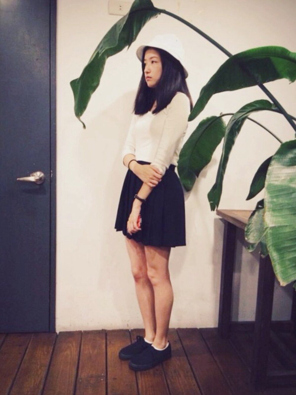 「black and white、UNIQLO、VANS、hat、skirt、黑白、百褶裙」｜「VANSのアイテム（その他シューズ、ブラック系）」を使った、WeiHsuanさん（レディース・162cm）の夏コーディネートの1枚目の写真