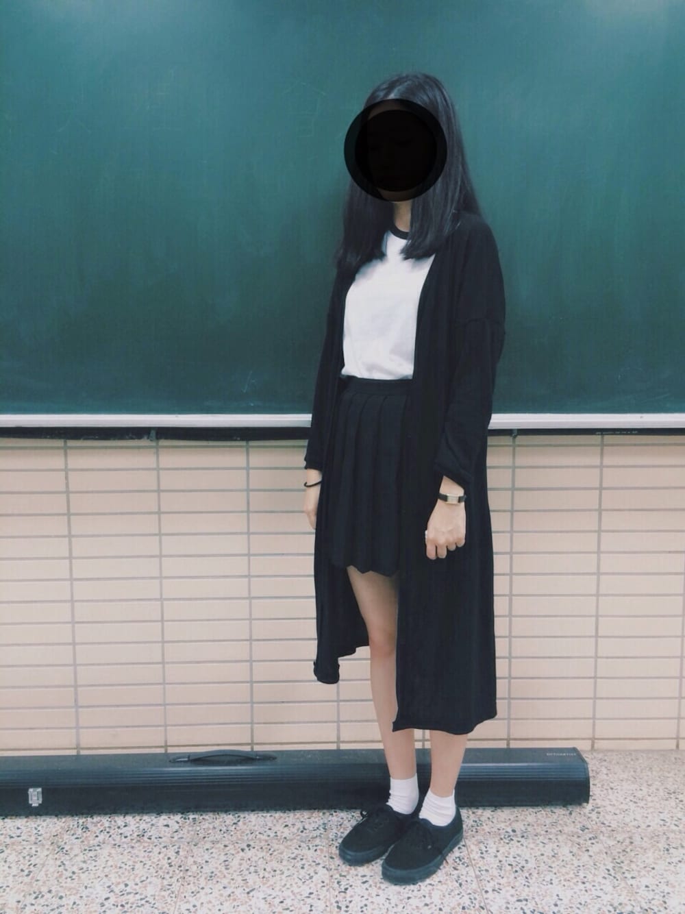 「school、TOPSHOP、VANS、black and white、dress、黑白、student、學生、百褶裙」｜「VANSのアイテム（その他シューズ、ブラック系）」を使った、WeiHsuanさん（レディース・162cm）の秋コーディネートの1枚目の写真