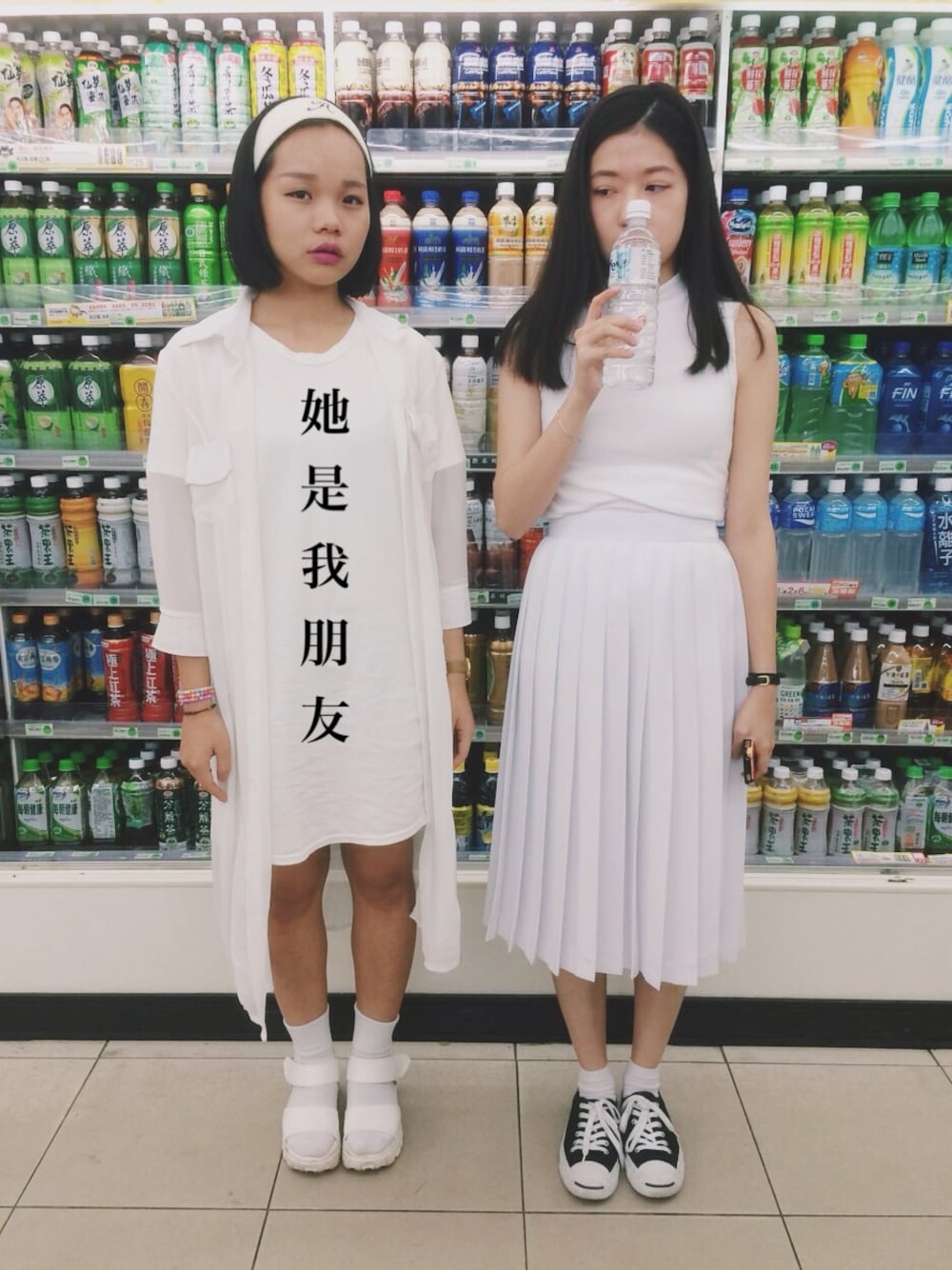 「white、all white、skirt、百褶裙、friends、TOPSHOP、converse、白、高領背心」｜「TOPSHOPのアイテム（その他トップス、ホワイト系）」を使った、WeiHsuanさん（レディース・162cm）の秋コーディネートの1枚目の写真