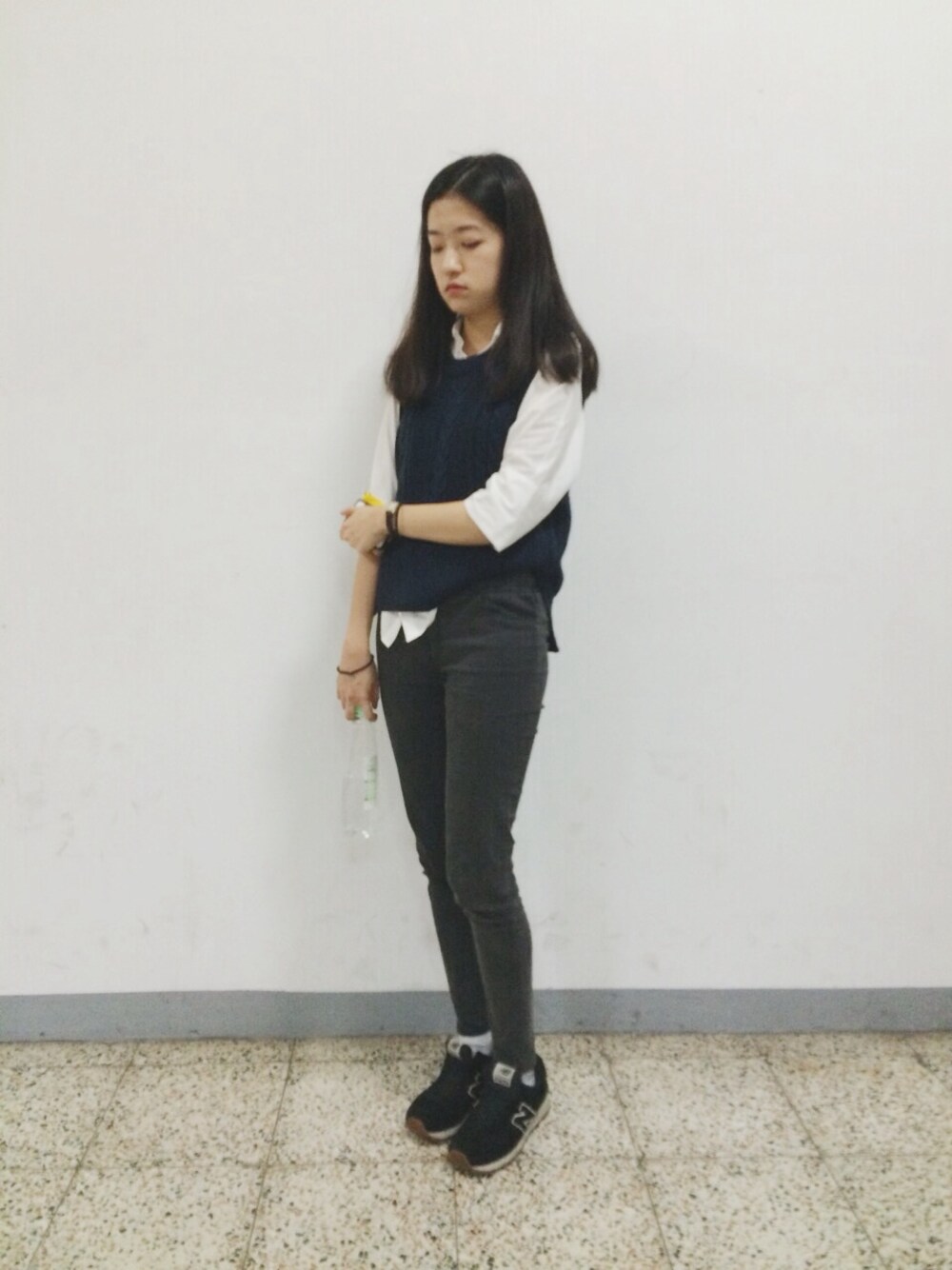 「毛衣、背心、襯衫、ZARA、tiffany&co、CITIZEN、New Balance」｜「ZARAのアイテム（シャツ/ブラウス、ホワイト系）」を使った、WeiHsuanさん（レディース・162cm）の秋コーディネートの1枚目の写真