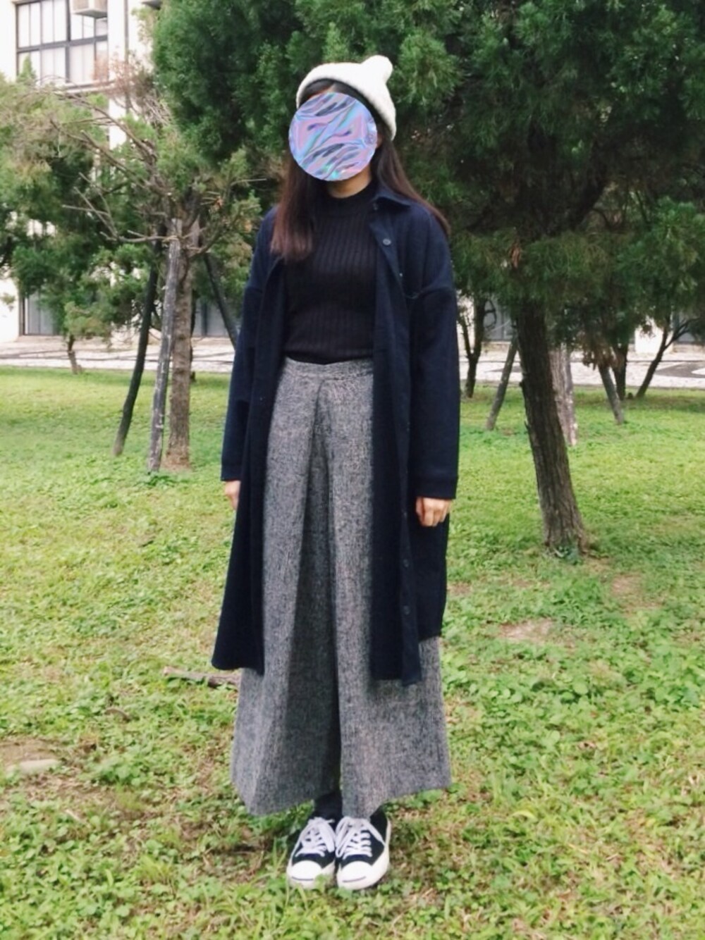 グレー系のその他パンツ、ブラック系のスニーカーを着用したレディースの冬コーディネートの1枚目の写真