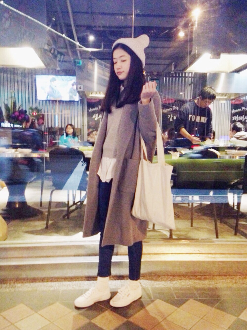 「H:CONNECT、SUPERGA、realcoco、korea、gray、white、hat、jeans、sweater、shirts」｜「H:CONNECTのアイテム（シャツ/ブラウス、ホワイト系）」を使った、WeiHsuanさん（レディース・162cm）の冬コーディネートの1枚目の写真
