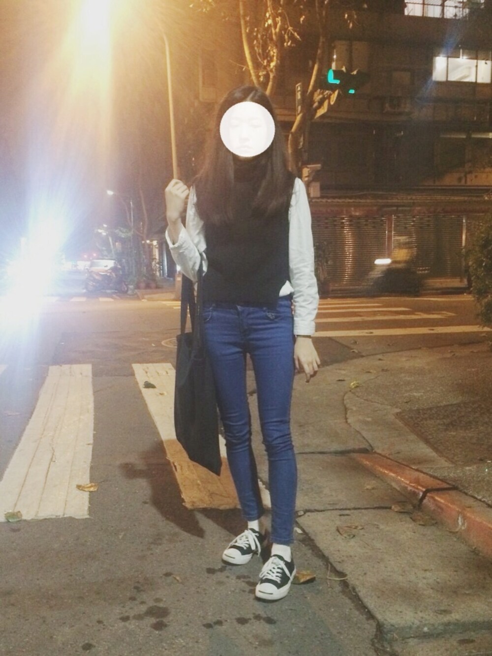 ホワイト系のシャツ/ブラウス、ブラック系のクラッチバッグ、ブラック系のスニーカーを着用したレディースの冬コーディネートの1枚目の写真