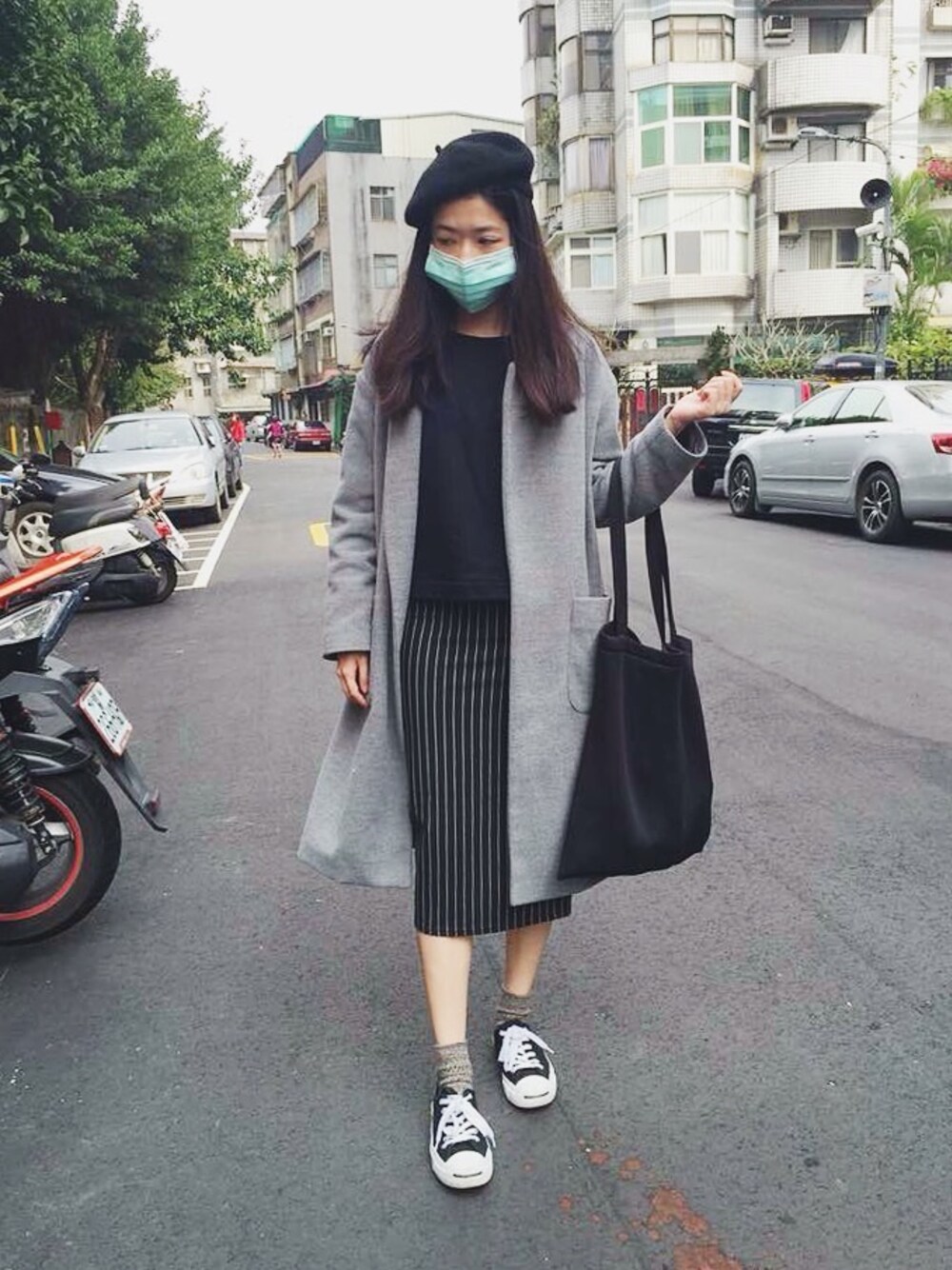 「black、gray、hat、starmimi、stripe、converse、skirt」｜「CONVERSEのCONVERSE JACK PURCEL（スニーカー、ブラック系）」を使った、WeiHsuanさん（レディース・162cm）の冬コーディネートの1枚目の写真