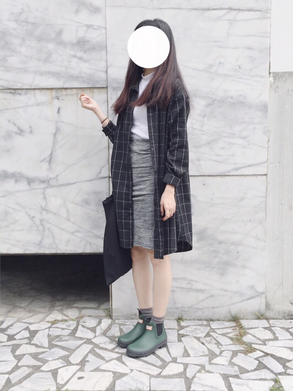 「black and white、gray、white、black、ZARA、TOPSHOP、starmimi、HUNTER」｜「HUNTERのアイテム（レインシューズ、グリーン系）」を使った、WeiHsuanさん（レディース・162cm）の春コーディネートの1枚目の写真