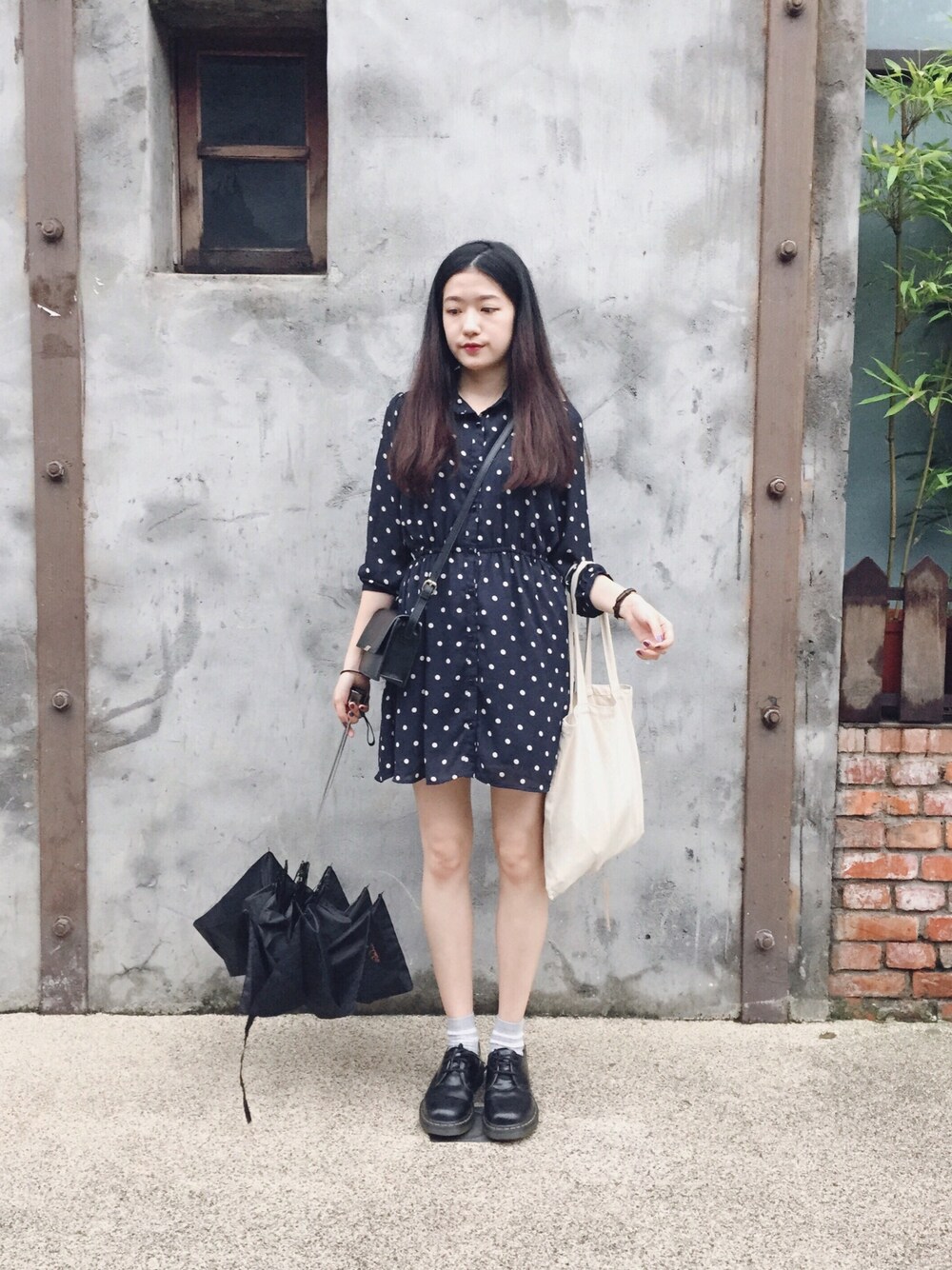 「dress、Dr.Martens、UNIQLO」｜「ZARAのアイテム（ショルダーバッグ、ブラック系）」を使った、WeiHsuanさん（レディース・162cm）の春コーディネートの1枚目の写真