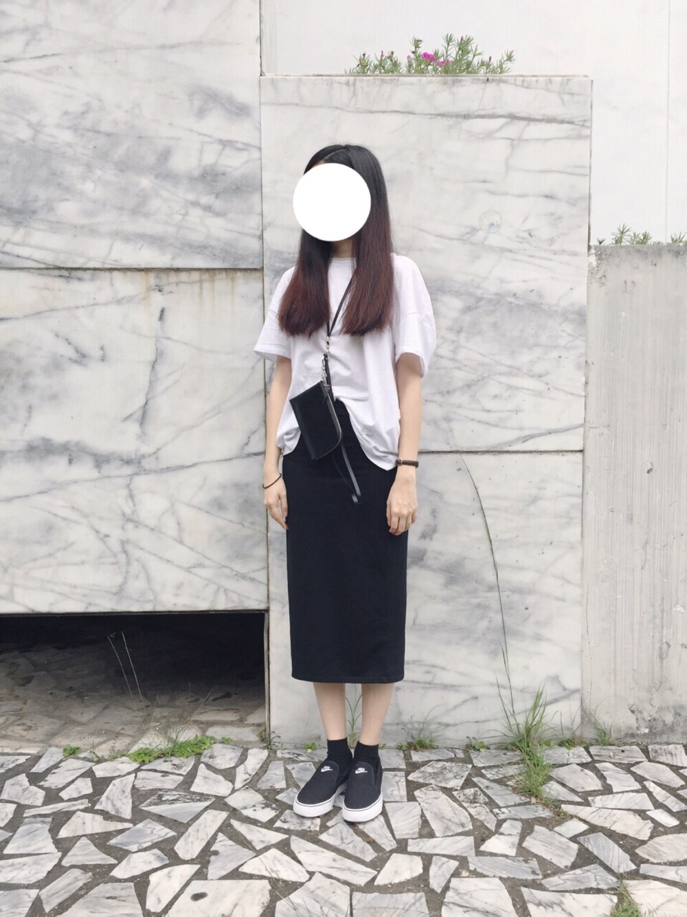 「black and white、ZARA、NIKE」｜「ZARAのアイテム（Tシャツ/カットソー、ホワイト系）」を使った、WeiHsuanさん（レディース・162cm）の夏コーディネートの1枚目の写真