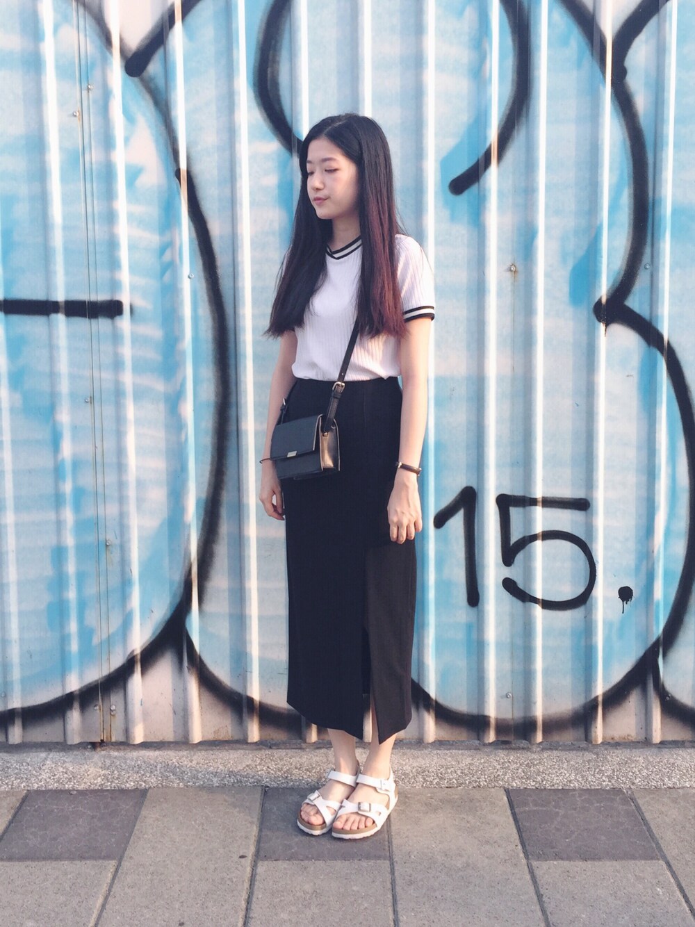 「black and white、ZARA、skirt」｜「ZARAのアイテム（ショルダーバッグ、ブラック系）」を使った、WeiHsuanさん（レディース・162cm）の夏コーディネートの1枚目の写真