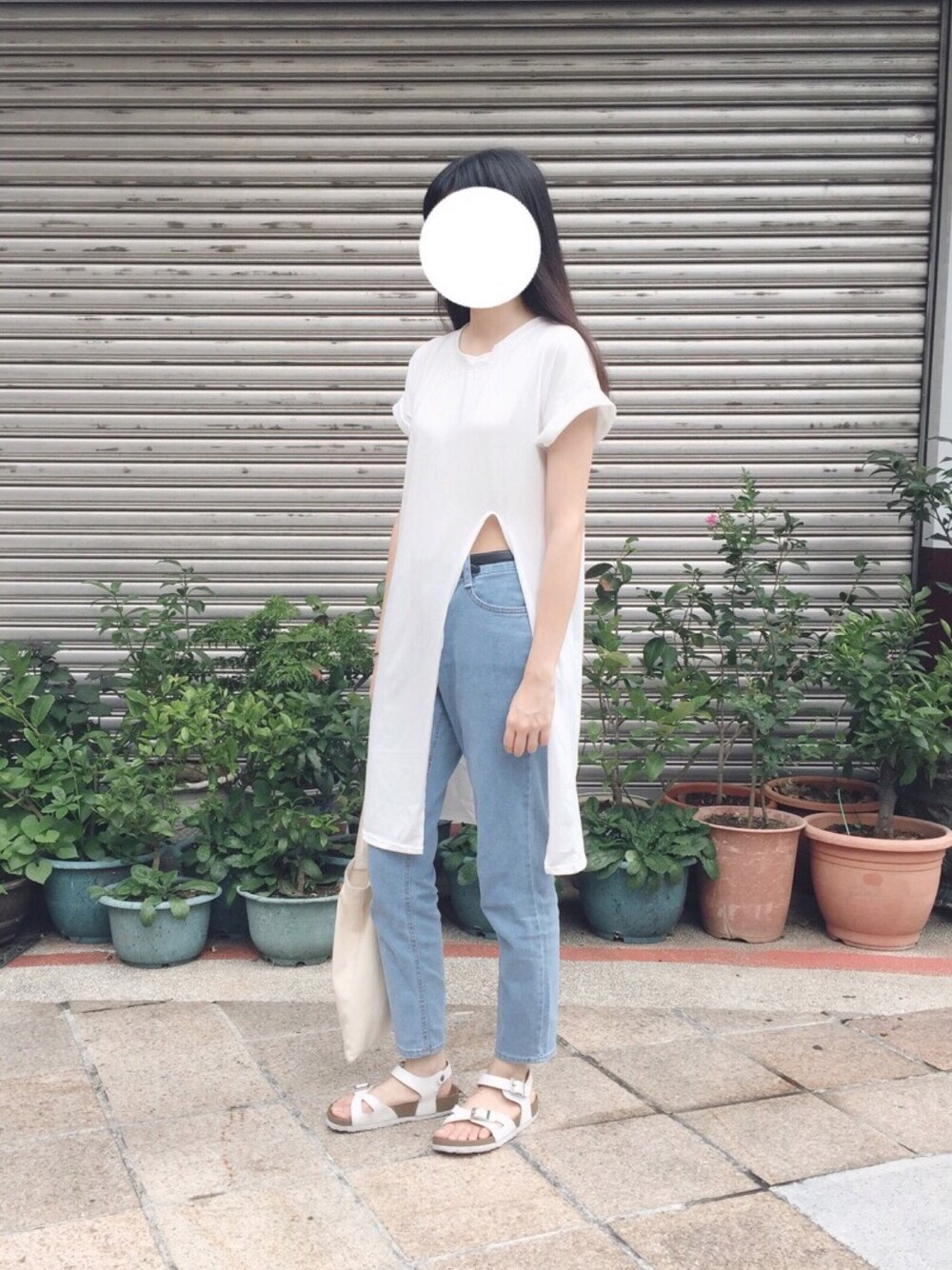 「white、jeans」｜「potato chicksのアイテム（デニムパンツ、ブルー系）」を使った、WeiHsuanさん（レディース・162cm）の夏コーディネートの1枚目の写真