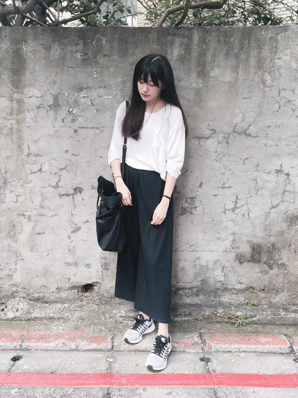 「ALAND、ZARA、NIKE、mooncat」｜「A landのアイテム（Tシャツ/カットソー、ホワイト系）」を使った、WeiHsuanさん（レディース・162cm）の秋コーディネートの1枚目の写真