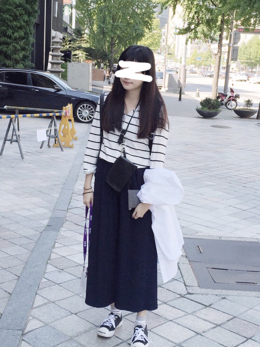 「ALAND、stripe、mooncat、converse、korea」｜「A landのアイテム（Tシャツ/カットソー、ホワイト系）」を使った、WeiHsuanさん（レディース・162cm）の秋コーディネートの1枚目の写真