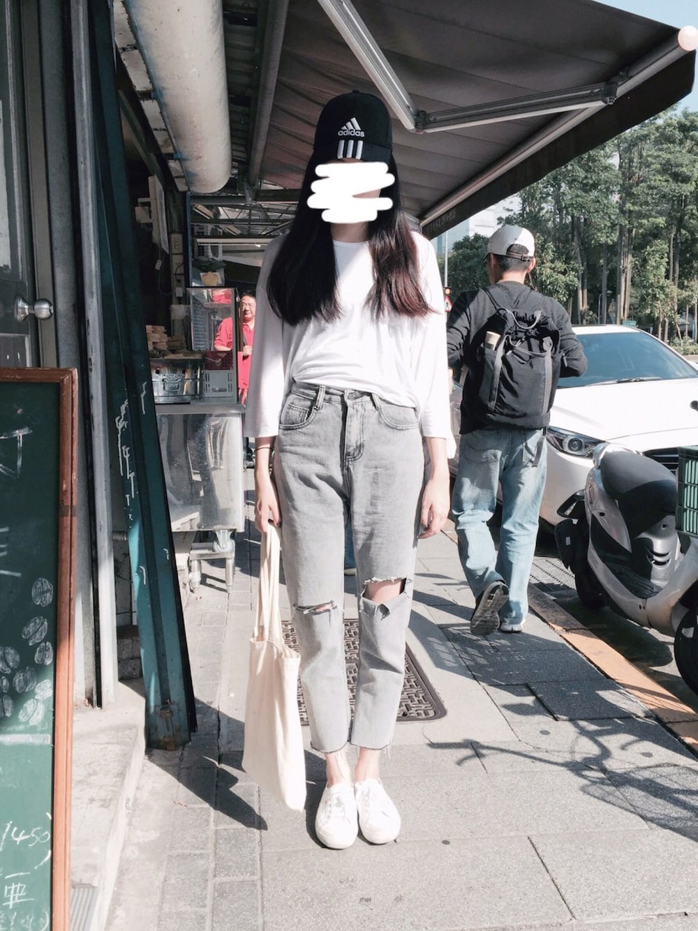 「adidas、a land、denim、zebra crossing、white、gray、SUPERGA、hat」｜「A landのアイテム（Tシャツ/カットソー、ホワイト系）」を使った、WeiHsuanさん（レディース・162cm）の秋コーディネートの1枚目の写真