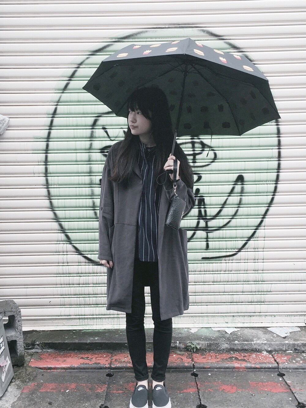 「korea、dongdaemun、ewear、UNIQLO、NIKE、gray、blue、black」｜「E-WEARのアイテム（シャツ/ブラウス、ブルー系）」を使った、WeiHsuanさん（レディース・162cm）の秋コーディネートの1枚目の写真