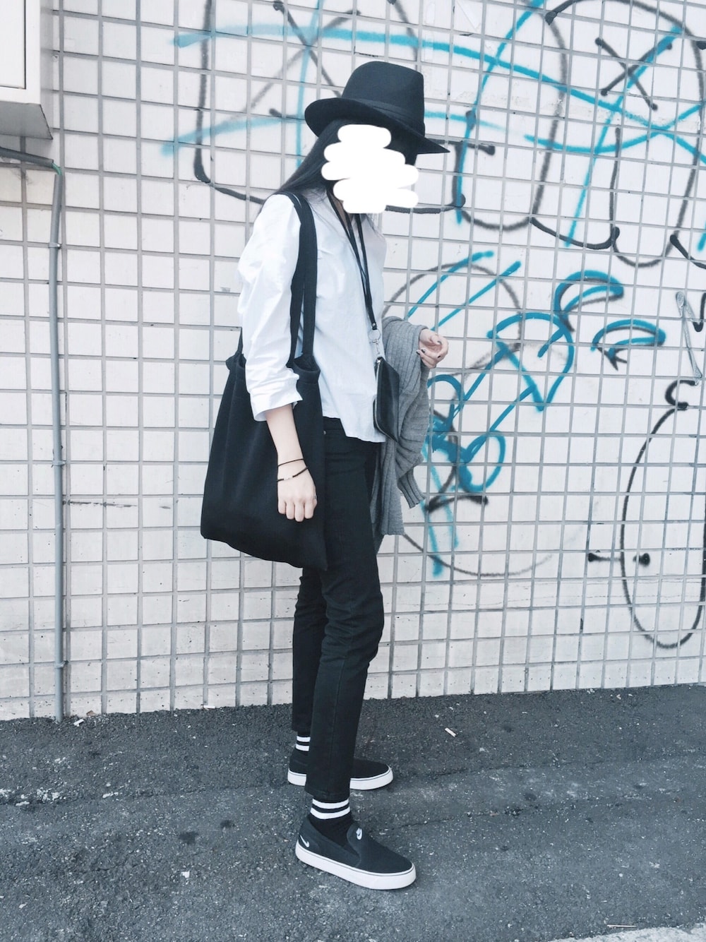 「UNIQLO、wonderplace、NIKE、hat、starmimi、black and white」｜「wonder placeのアイテム（シャツ/ブラウス、ホワイト系）」を使った、WeiHsuanさん（レディース・162cm）の冬コーディネートの1枚目の写真