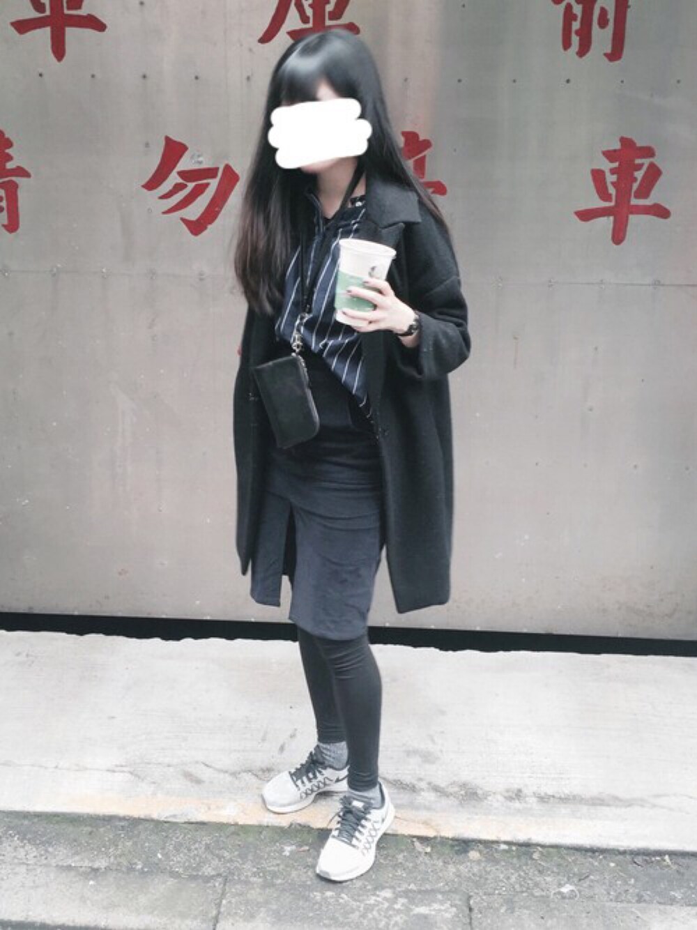 「black、blue、skirt、MIXXO、E-WEAR」｜「NIKEのアイテム（スニーカー、グレー系）」を使った、WeiHsuanさん（レディース・162cm）の冬コーディネートの1枚目の写真