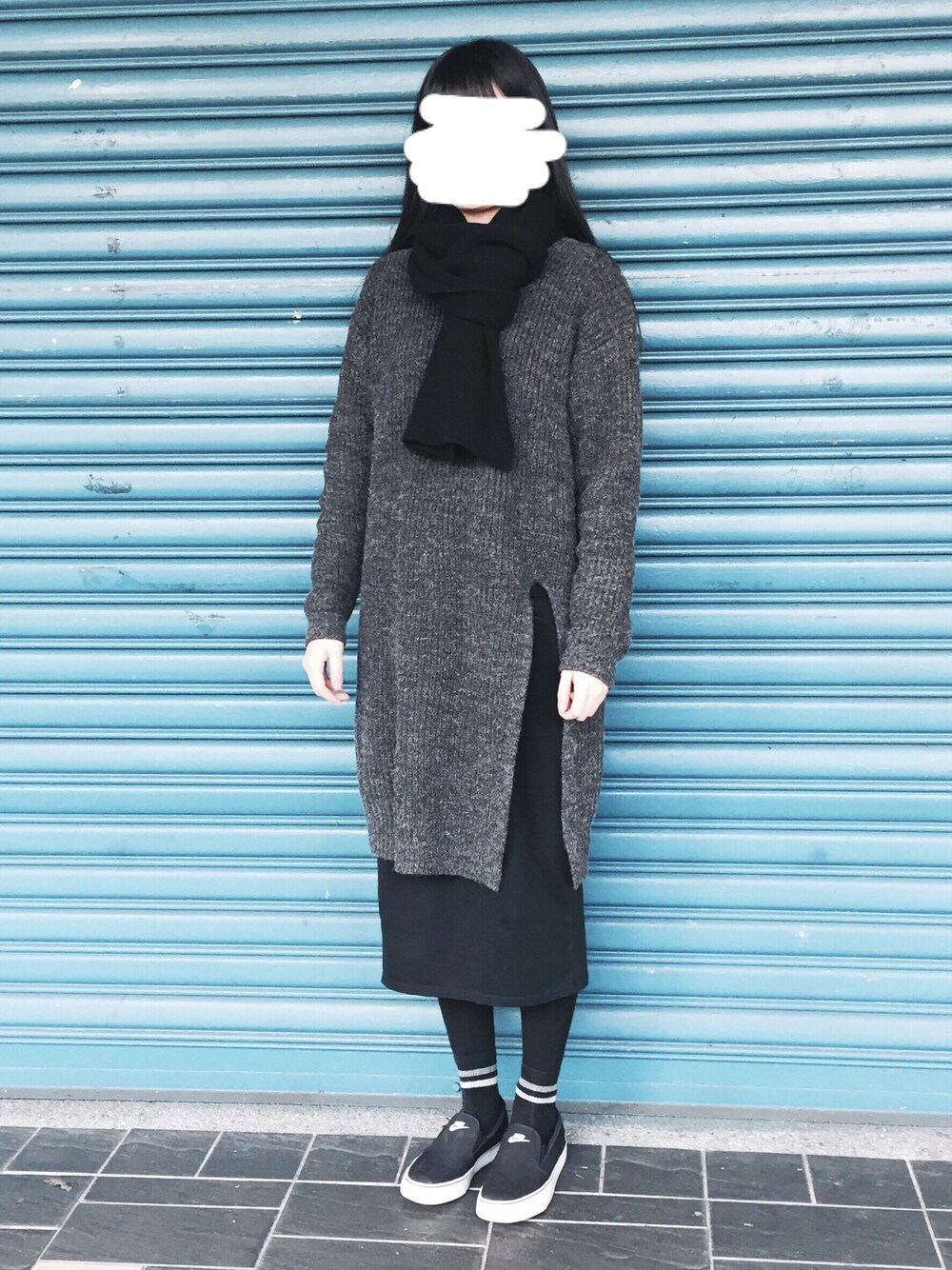 「gray、休日スタイル、sweater、MUJI、無印良品、black、NIKE」｜「無印良品のアイテム（マフラー、ブラック系）」を使った、WeiHsuanさん（レディース・162cm）の冬コーディネートの1枚目の写真