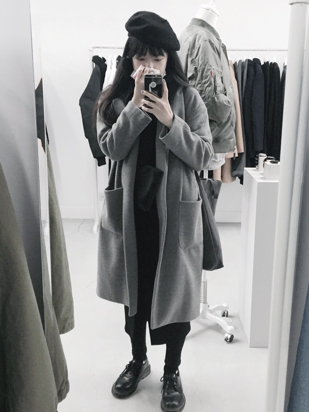 「gray、black、girlmonster、real coco、Dr.Martens、MIXXO」｜「Real Cocoのアイテム（ダッフルコート、グレー系）」を使った、WeiHsuanさん（レディース・162cm）の冬コーディネートの1枚目の写真