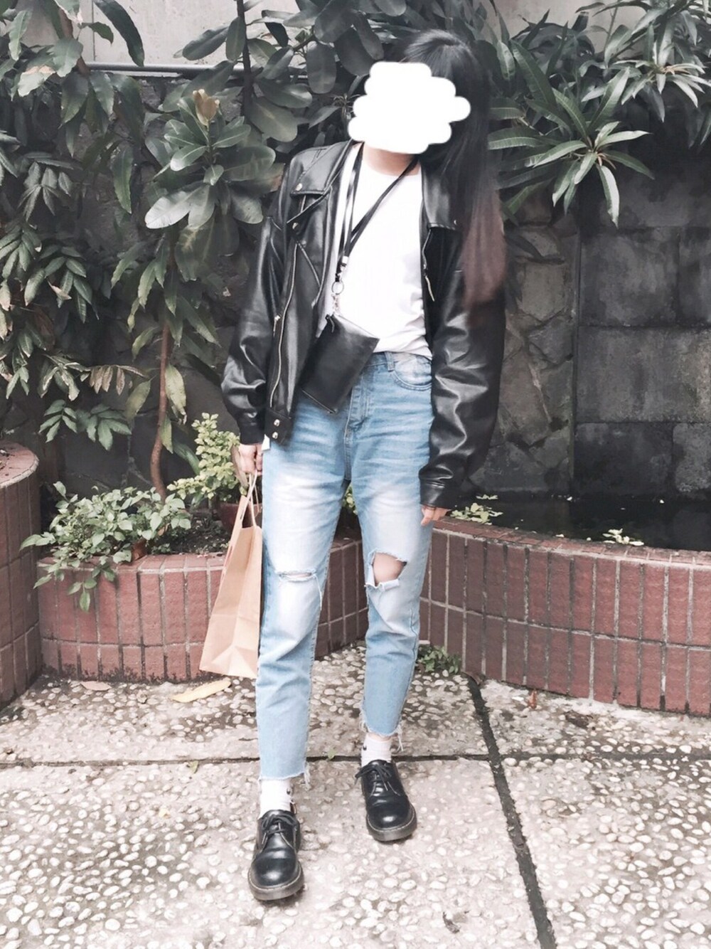 「NIKE、92pleats、Dr.Martens、denim、jacket 」｜「92pleatsのアイテム（ライダースジャケット、ブラック系）」を使った、WeiHsuanさん（レディース・162cm）の春コーディネートの1枚目の写真