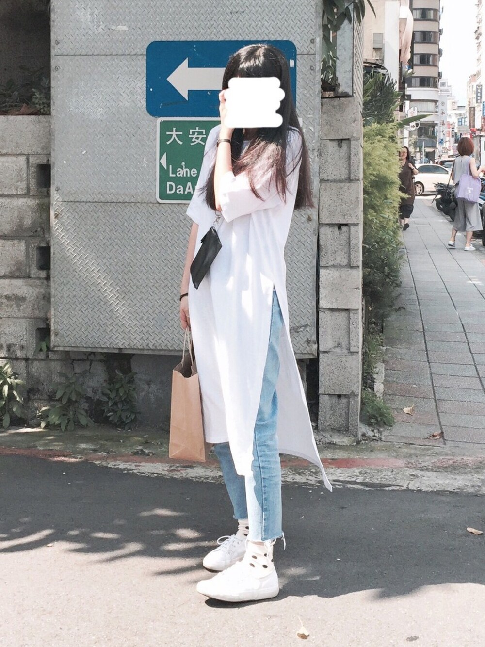 「GU、white、denim、SUPERGA」｜「GUのアイテム（Tシャツ/カットソー、ホワイト系）」を使った、WeiHsuanさん（レディース・162cm）の春コーディネートの1枚目の写真