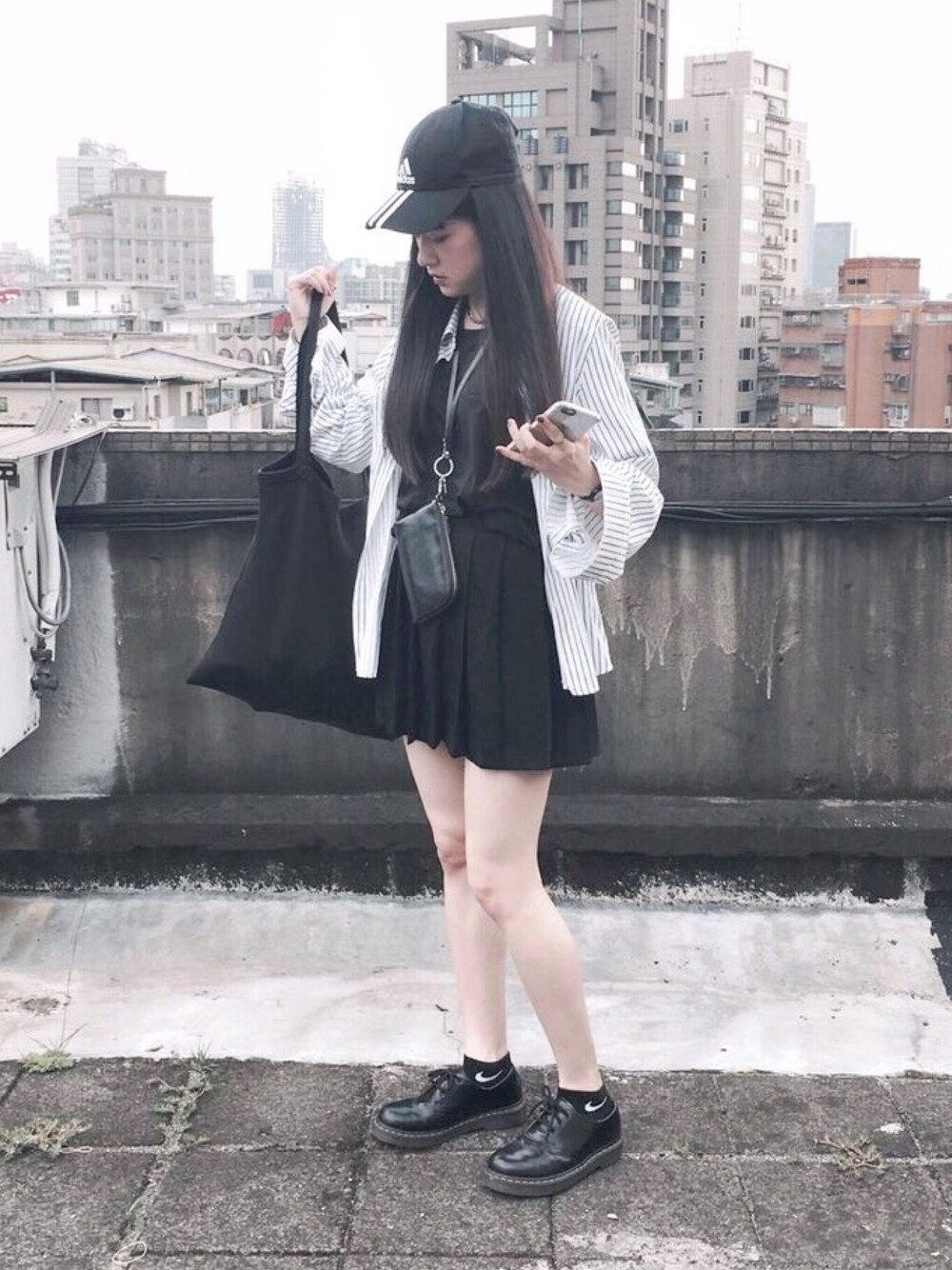 「black and white、stripe、skirt、Dr.Martens、NIKE、adidas」｜「Dr. MartensのDr.Martens (ドクターマーチン)/1461Z 3EYE GIBSON SHOES（その他シューズ、ブラック系）」を使った、WeiHsuanさん（レディース・162cm）の春コーディネートの1枚目の写真